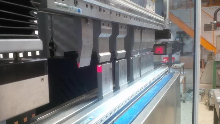 China Yawei 160T4M 200t4m 6 axis cnc pres brakes DELEM DA66T Lazersafe IRIS Guarding